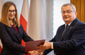 Anita Oleksiak odbiera nominację z rąk ministra infrastruktury Andrzeja Adamczyka (fot. PAŻP)
